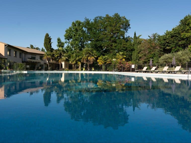 logis hotel les oliviers piscine loriol sur drome 840513 768x576